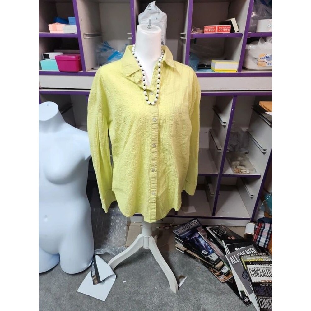 Time & Tru  blouse spring Green Shirt Top Size S and necklace